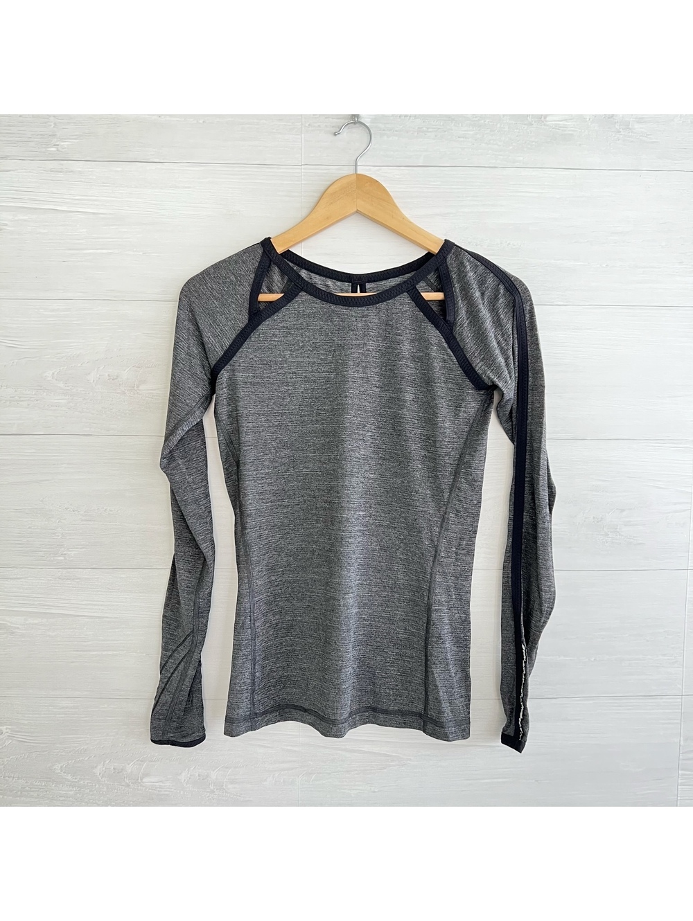 Lululemon Gray Reflective Long Sleeve Running Top Sz 2 Thumbholes Pocket